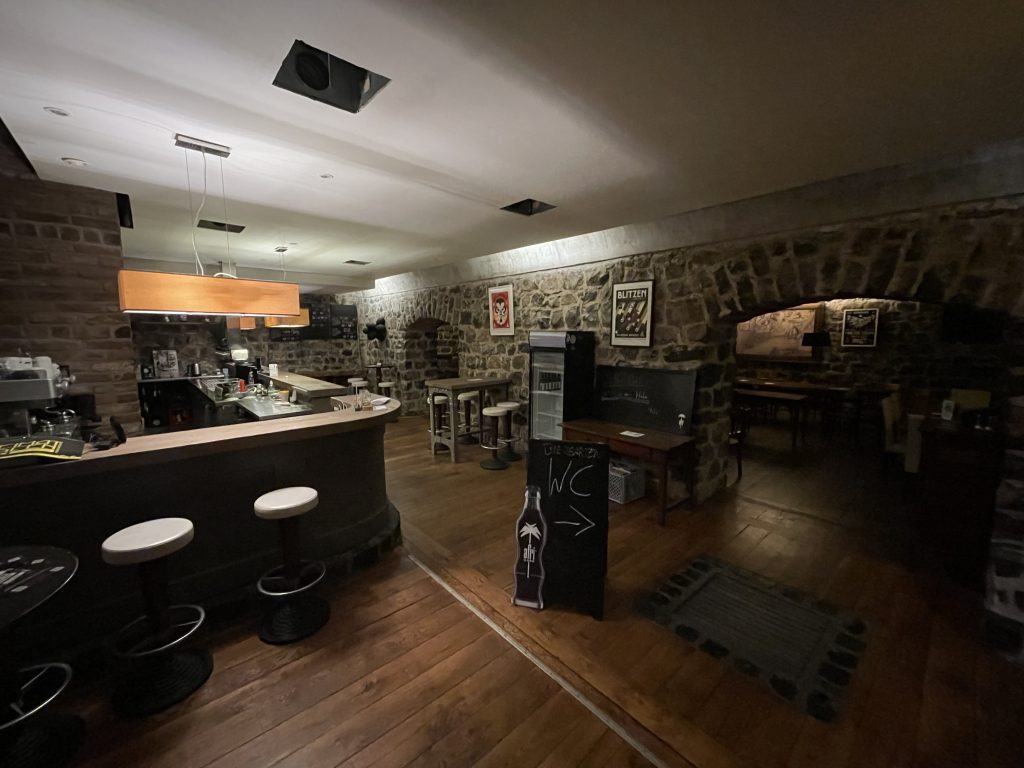 Plato cellar bar